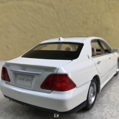 Mô hình xe ô tô TOYOTA CRONW 2008 tỷ lệ 1:32