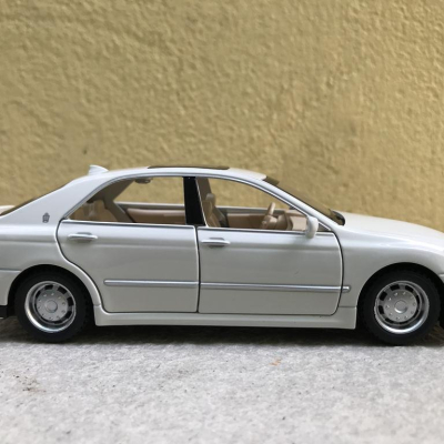 Mô hình xe ô tô TOYOTA CRONW 2008 tỷ lệ 1:32