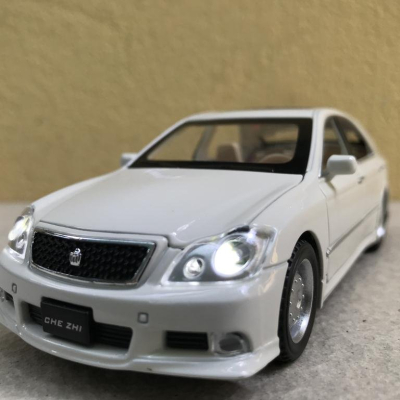 Mô hình xe ô tô TOYOTA CRONW 2008 tỷ lệ 1:32