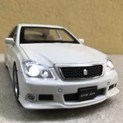 Mô hình xe ô tô TOYOTA CRONW 2008 tỷ lệ 1:32