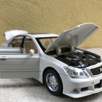 Mô hình xe ô tô TOYOTA CRONW 2008 tỷ lệ 1:32