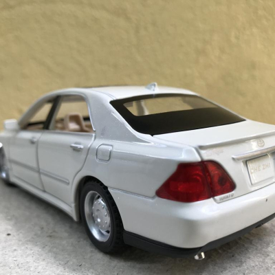 Mô hình xe ô tô TOYOTA CRONW 2008 tỷ lệ 1:32