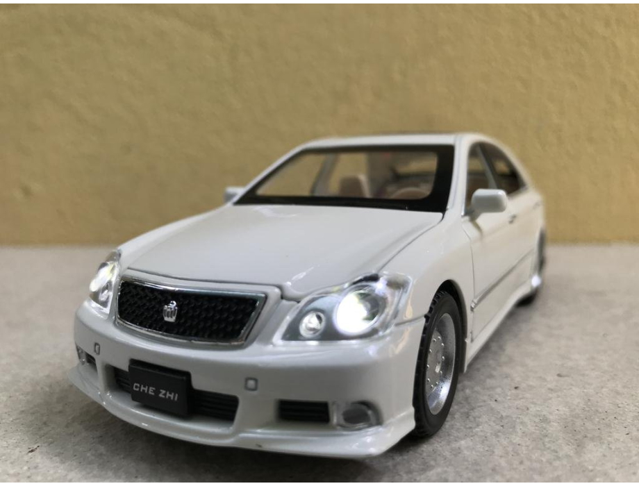 Mô hình xe ô tô TOYOTA CRONW 2008 tỷ lệ 1:32 Mô hình xe ô tô TOYOTA CRONW 2008 tỷ lệ 1:32