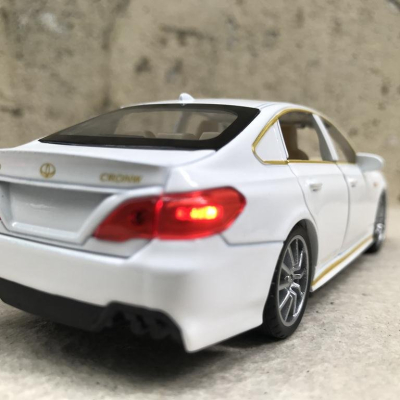 Mô hình xe ô tô TOYOTA CRONW 2021 tỷ lệ 1:32