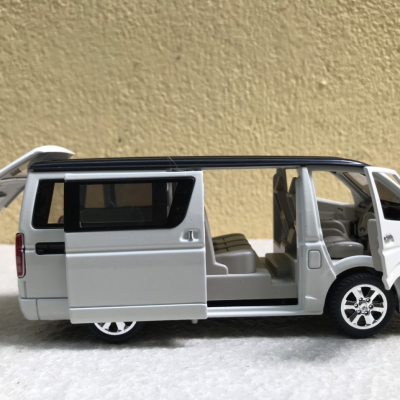Mô hình xe ô tô TOYOTA HIACE (Cá Mập đầu búa)  tỷ lệ 1:32