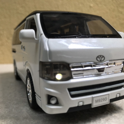 Mô hình xe ô tô TOYOTA HIACE (Cá Mập đầu búa)  tỷ lệ 1:32