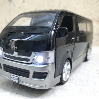 Mô hình xe ô tô TOYOTA HIACE (Cá Mập đầu búa) tỷ lệ 1:32