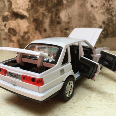 Mô hình xe ô tô Volkswagen SATANA tỷ lệ 1:32