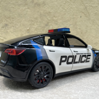 ​Mô hình xe Police Mỹ Tesla Model CX90  tỷ lệ 1:24