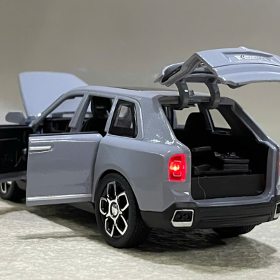 Mô hình xe Rolls-Royce Cullinan Black Badge Series II tỷ lệ 1:32 Mô hình xe Rolls-Royce Cullinan Black Badge Series II tỷ lệ 1:32