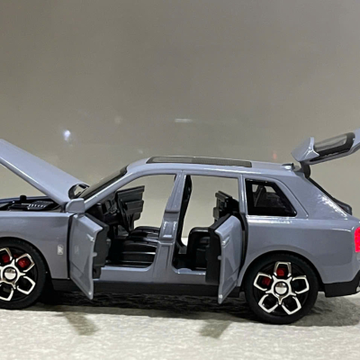 Mô hình xe Rolls-Royce Cullinan Black Badge Series II tỷ lệ 1:32 Mô hình xe Rolls-Royce Cullinan Black Badge Series II tỷ lệ 1:32