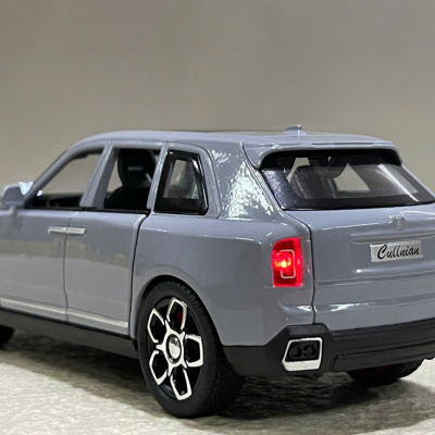 Mô hình xe Rolls-Royce Cullinan Black Badge Series II tỷ lệ 1:32 Mô hình xe Rolls-Royce Cullinan Black Badge Series II tỷ lệ 1:32