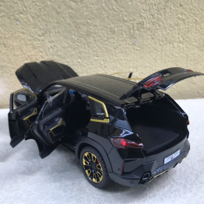 Mô hình xe SUV BMW XM 2024 tỷ lệ 1:24
