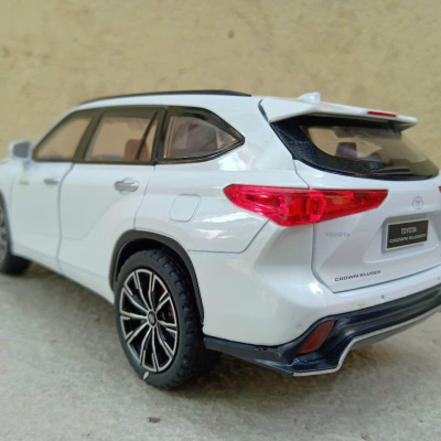 Mô hình xe TOYOTA Crown Kluger Hybrid 2022 tỷ lệ 1:24