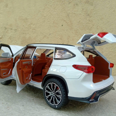 Mô hình xe TOYOTA Crown Kluger Hybrid 2022 tỷ lệ 1:24