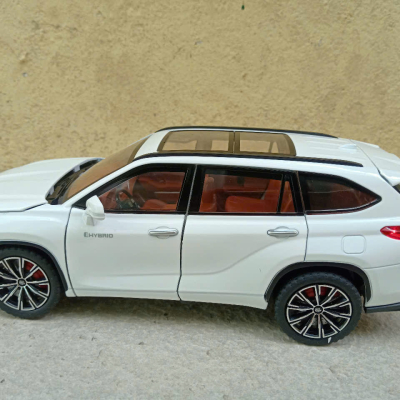 Mô hình xe TOYOTA Crown Kluger Hybrid 2022 tỷ lệ 1:24