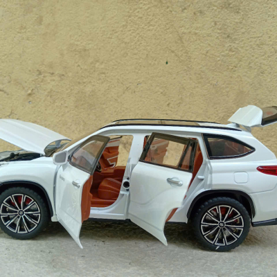 Mô hình xe TOYOTA Crown Kluger Hybrid 2022 tỷ lệ 1:24
