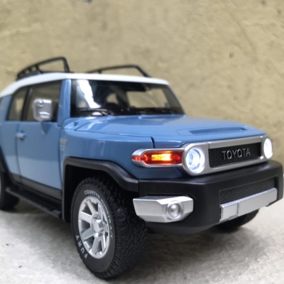 ​Mô hình xe TOYOTA FJ Cruiser tỷ lệ  1:24