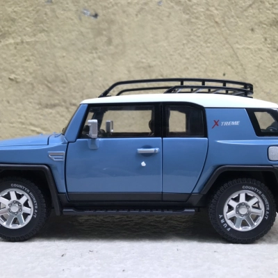 ​Mô hình xe TOYOTA FJ Cruiser tỷ lệ  1:24