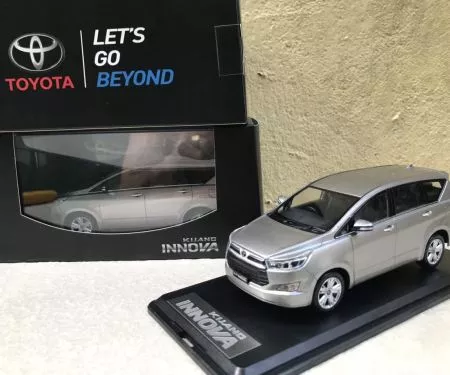 ​Mô hình xe Toyota INNOVA 2016 tỷ lệ 1:32