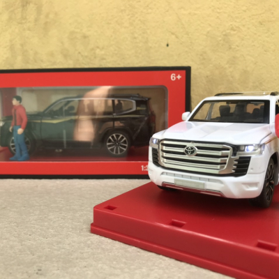 Mô hình xe TOYOTA Land Cruiser LC300 2023  tỷ lệ 1:32