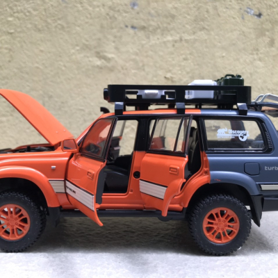 Mô hình xe Toyota Landcruiser LC80 tỷ lệ  1:24