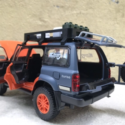 Mô hình xe Toyota Landcruiser LC80 tỷ lệ  1:24