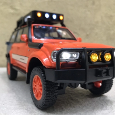 Mô hình xe Toyota Landcruiser LC80 tỷ lệ  1:24