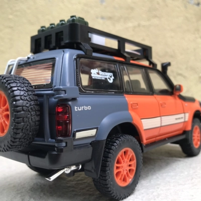 Mô hình xe Toyota Landcruiser LC80 tỷ lệ  1:24