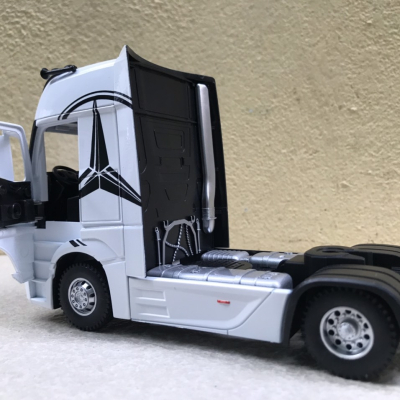 Mô hình xe Đầu kéo Container 1815 Mercedes tỷ lệ 1:36