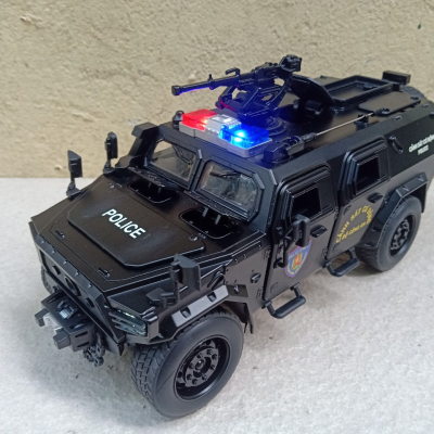 ​Mô hình xe Cảnh Sát Cơ Động Bọc thép M-TERRAIN Dongfeng  tỷ lệ 1:18