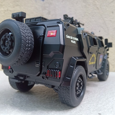 ​Mô hình xe Cảnh Sát Cơ Động Bọc thép M-TERRAIN Dongfeng  tỷ lệ 1:18