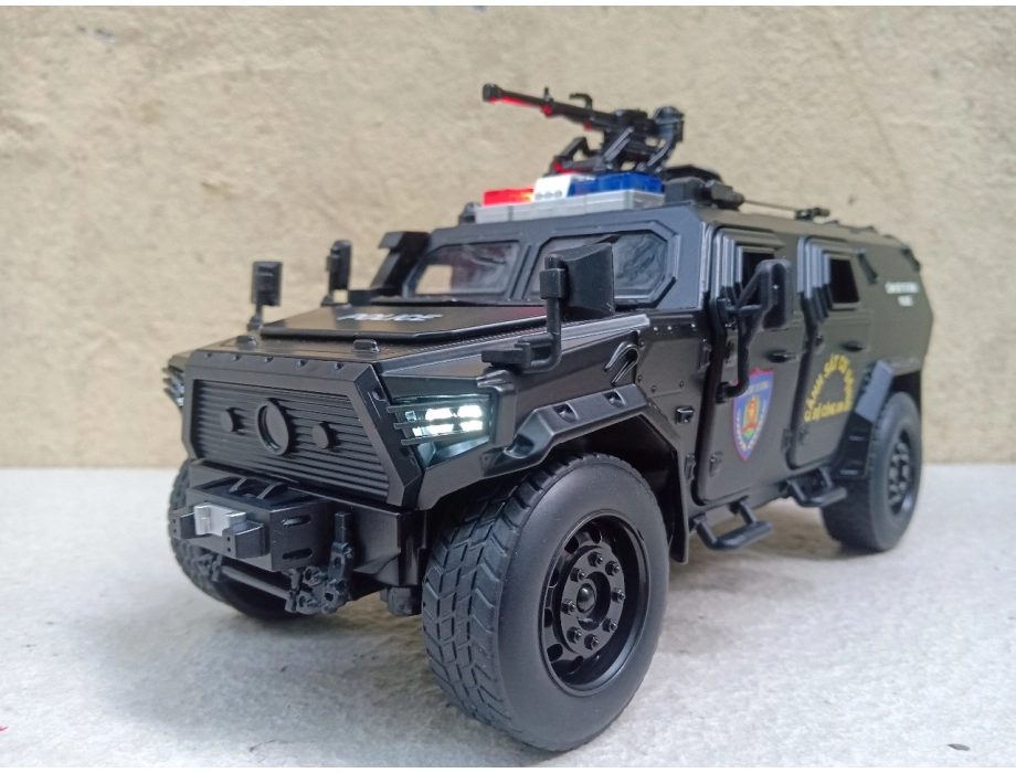 ​Mô hình xe Cảnh Sát Cơ Động Bọc thép M-TERRAIN Dongfeng  tỷ lệ 1:18 