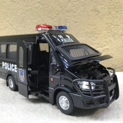 Mô hình xe Đặc chủng Police IVECO tỷ lệ 1:24