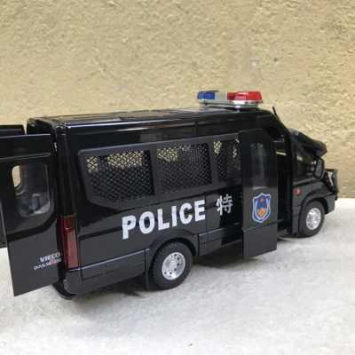 Mô hình xe Đặc chủng Police IVECO tỷ lệ 1:24