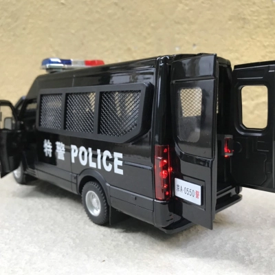 Mô hình xe Đặc chủng Police IVECO tỷ lệ 1:24