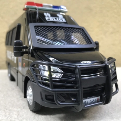 Mô hình xe Đặc chủng Police IVECO tỷ lệ 1:24