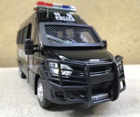 ​Mô hình xe Đặc chủng Police IVECO tỷ lệ 1:24