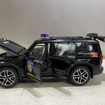 ​Mô hình xe land Cruiser PRADO LC250 CSGT tỷ lệ 1:24