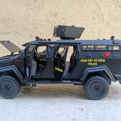 ​Mô hình xe Police CSCĐ VN Sabretooth tiger tỷ lệ 1:32