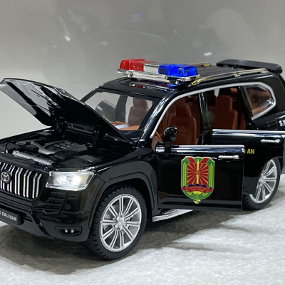 Mô hình xe Police Toyota landCruiser GR CAND tỷ lệ 1:24 (XPTO24LAND)
