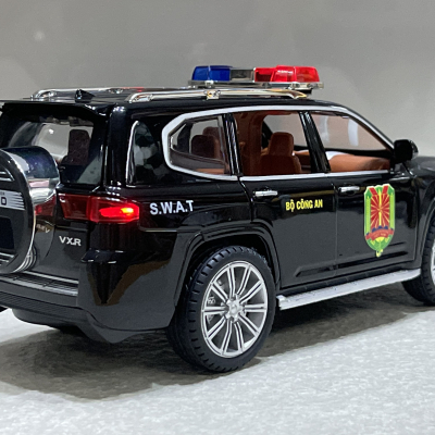 Mô hình xe Police Toyota landCruiser GR CAND tỷ lệ 1:24 (XPTO24LAND)