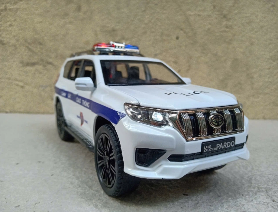 ​Mô hình xe Police Toyota Prado landCruiser CSGT tỷ lệ 1:24