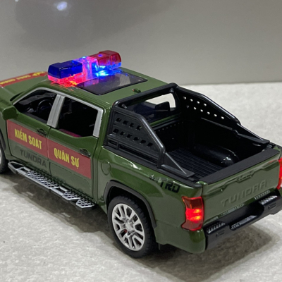 ​Mô hình xe Police Toyota TUNDRA KSQS tỷ lệ 1:32 (XPTO32TUR)