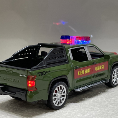 ​Mô hình xe Police Toyota TUNDRA KSQS tỷ lệ 1:32 (XPTO32TUR)