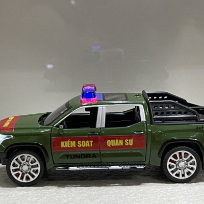 ​Mô hình xe Police Toyota TUNDRA KSQS tỷ lệ 1:32 (XPTO32TUR)