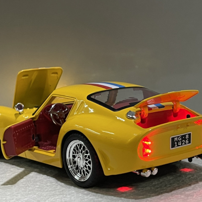 ​Mô hình xe Ferrari 250 GTO tỷ lệ 1:24 Kim loại 20CM