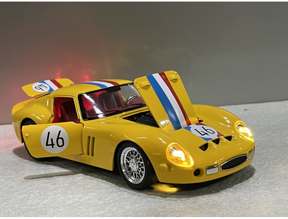 ​Mô hình xe Ferrari 250 GTO tỷ lệ 1:24 Kim loại 20CM