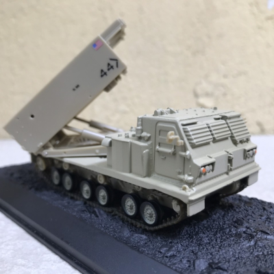 Mô hình tên lữa phóng loạt M270 MLRS tỷ lệ 1:72