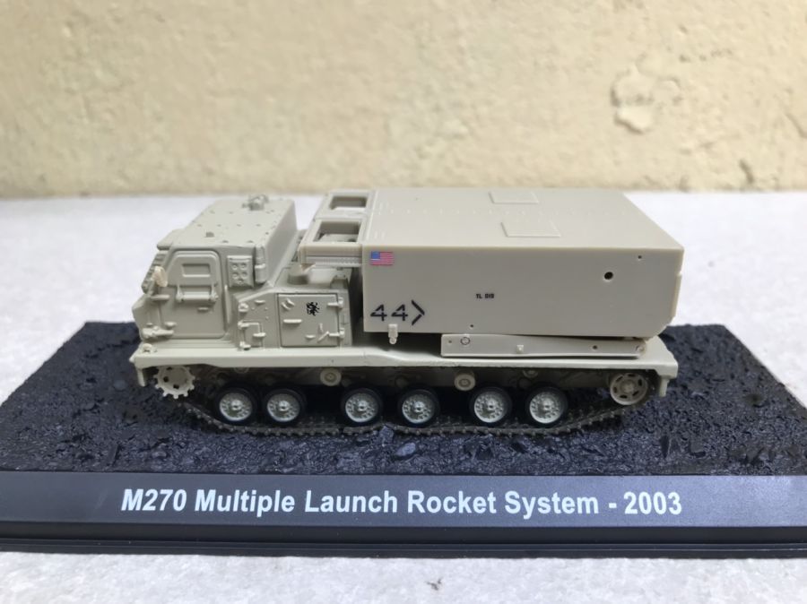 ​Mô hình tên lữa phóng loạt M270 MLRS tỷ lệ 1:72